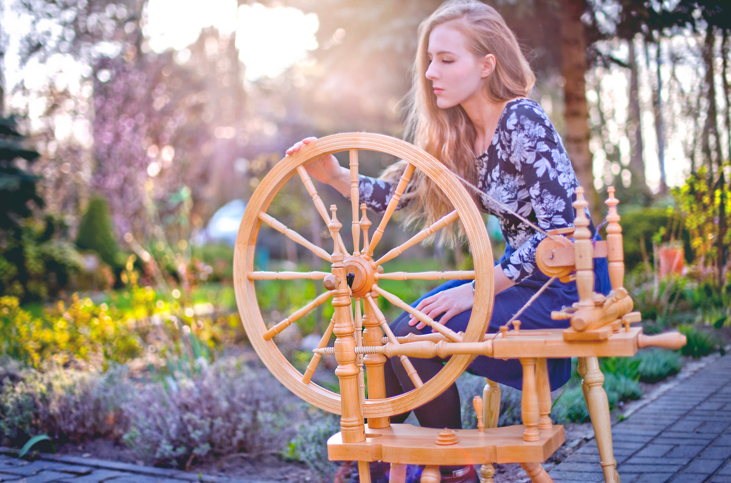 Kromski Polonaise Spinnrad im Freien — natürliches Erlholz, norwegisches Design
