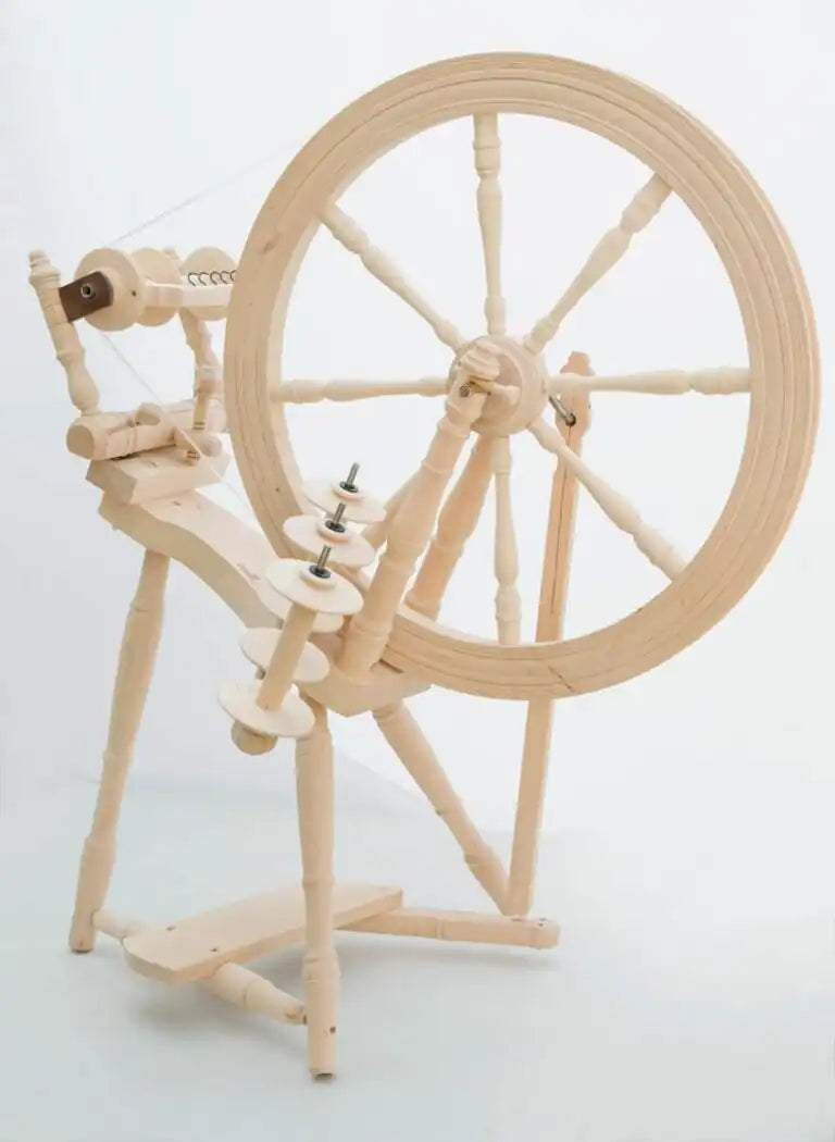 Kromski Interlude spinning wheel – easy-treadle & clean style