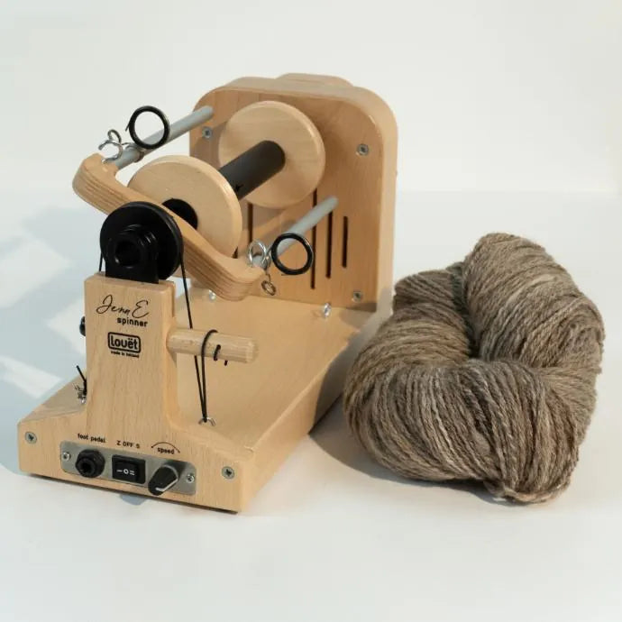 Louët Jenn-E E-Spinner elektrisches Spinnrad aus Holz mit Garnstrang